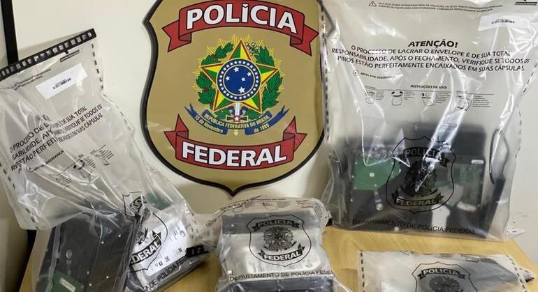 Materiais apreendidos pela polícia com conteúdo de abuso sexual de crianças
