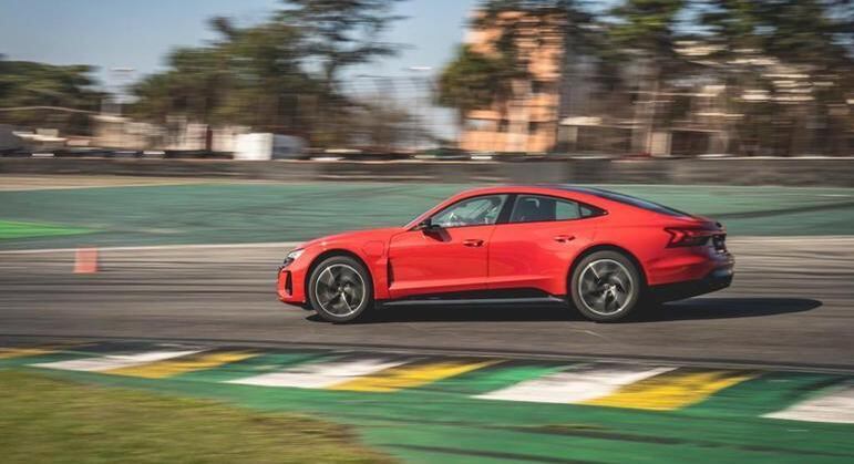 Foi possível superar os 200 km/h na Reta dos Boxes e após a Curva do Sol