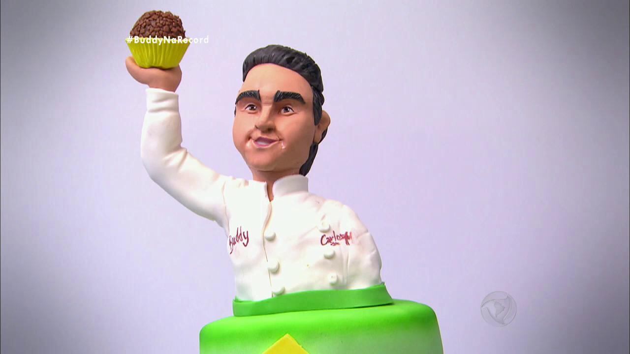 Buddy brilhava no topo do bolo e segurava um brigadeiro, um dos doces brasileiros mais famosos do mundo. Buddy adorou o bolo, mas não gostou da opção do grupo por uma base de isopor e questionou se ele atendia ao requisito de servir 100 pessoas

+ Manuka é o primeiro eliminado da Batalha dos Confeiteiros; veja tudo o que rolou!

> Acesse o R7 Play e assista na íntegra a todos os programas da Record! Clique e experimente!
