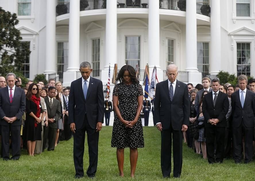 O presidente Barack Obama (à esq.), sua mulher, Michelle Obama (centro), e o vice-presidente, Joe Biden (à dir.) fazem um minuto de silêncio, em frente à Casa Branca, para homenagear as vítimas dos atentados. 

Outros membros do governo americano também curvaram suas cabeças em respeito às vítimas