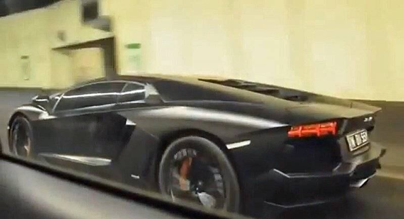 Seu grande passatempo é carros . Ele é dono de uma Lamborghini Aventador avaliada em 300 mil euros. Em 2009, ele bateu sua Ferrari em Manchester, praticamente inutilizando o possante que valia 320 mil euros. Parece que desta vez, ele tentou economizar...

