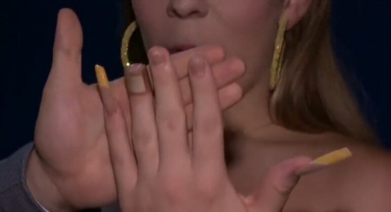 Ela conta que se descontrolou por
causa das unhas, que quebraram durante toda a confusão: "Uma unha dessas não é
barato. Quero que a mulher pague a manutenção", revela.