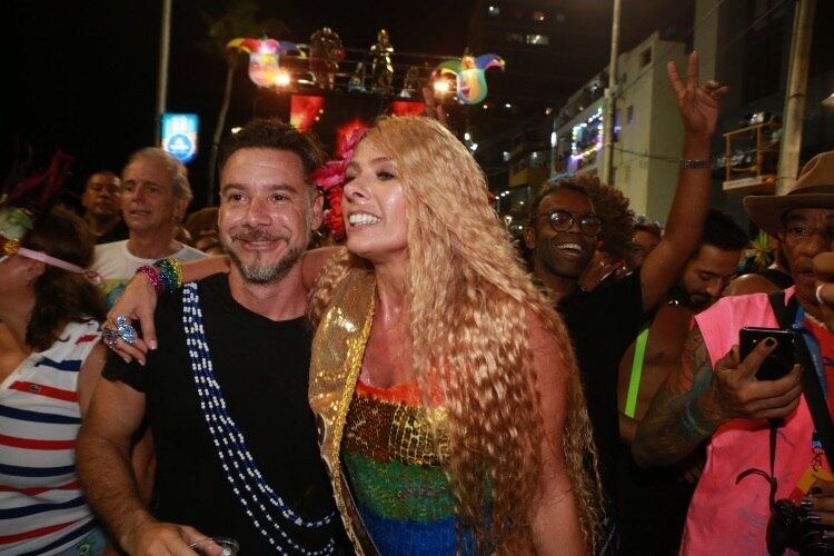 Adriane Galisteu curtiu o primeiro dia de Carnaval com o marido em Salvador, na noite de quinta-feira (28) 