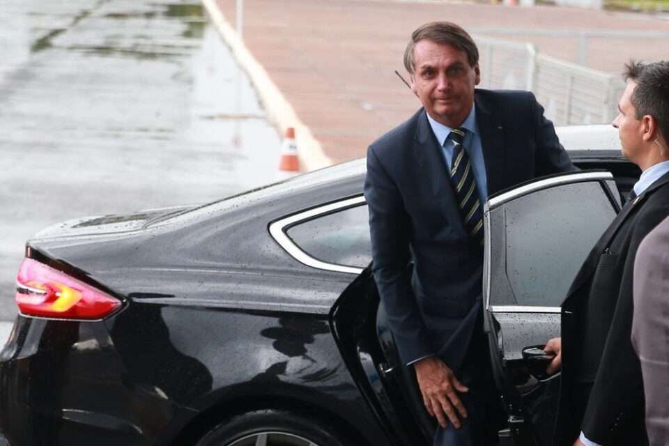 Bolsonaro saindo de carro