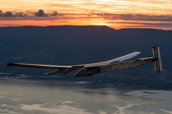 As baterias do avião são completamente carregadas durante o dia, e isso permite que ele tenha autonomia suficiente para continuar funcionando mesmo enquanto está escuro