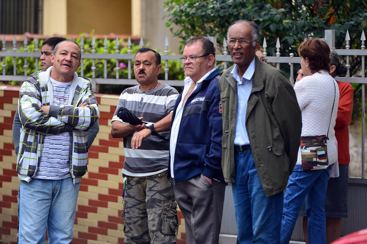 Vários curiosos se reuniram no local para acompanhar o trabalho de buscas por destroços