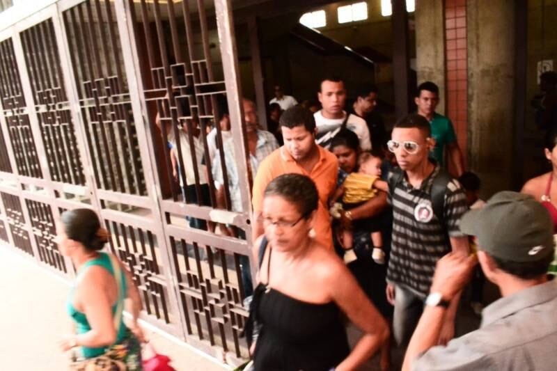 Tumulto no momento em que estação é fechada em Pernambuco
