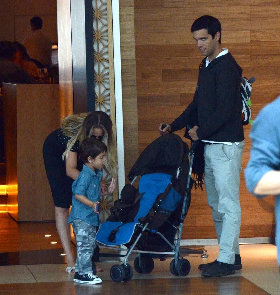 Juliana Silveira e seu marido João Vergara levaram o pequeno Bento para almoçar em um shopping do Rio de Janeiro, no domingo (9) 