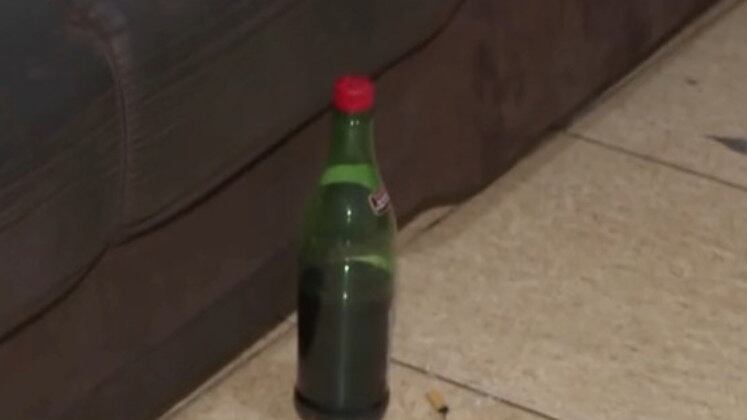 Beatriz teria contado a atendente do bar que foi agredida pelo namorado. A garrafa de vinho foi achada no chão, além de latas de cerveja, cinzas de cigarro e uma faca, o que aumentou a suspeita da família de que houve um crime