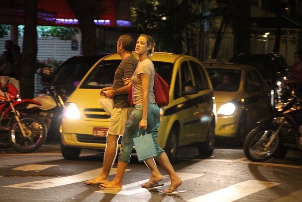 Luana estava acompanha de um amigo e saiu de braços dados com ele
