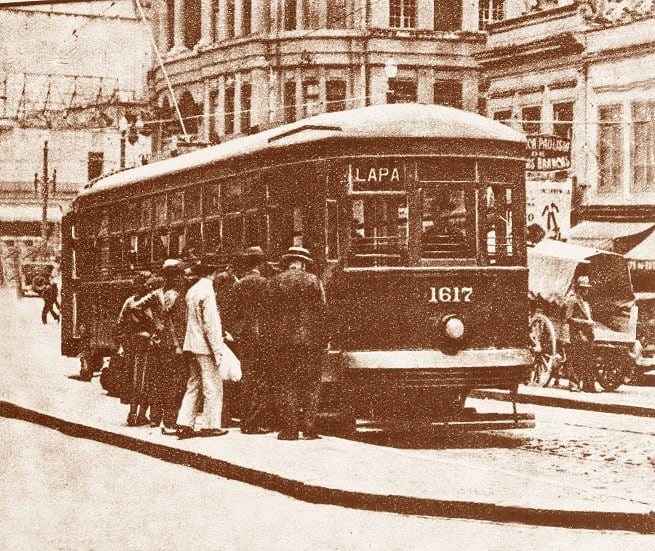 Os bondes foram um sucesso na capital paulista e ligavam diversas áreas da cidade. Nessa imagem de 1930 é possível ver uma das linhas mais famosas: a Lapa. O serviço de bondes foi encerrado em 27 de março de 1968