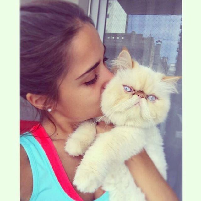 Ela tem um gatinho para lá de fofo!