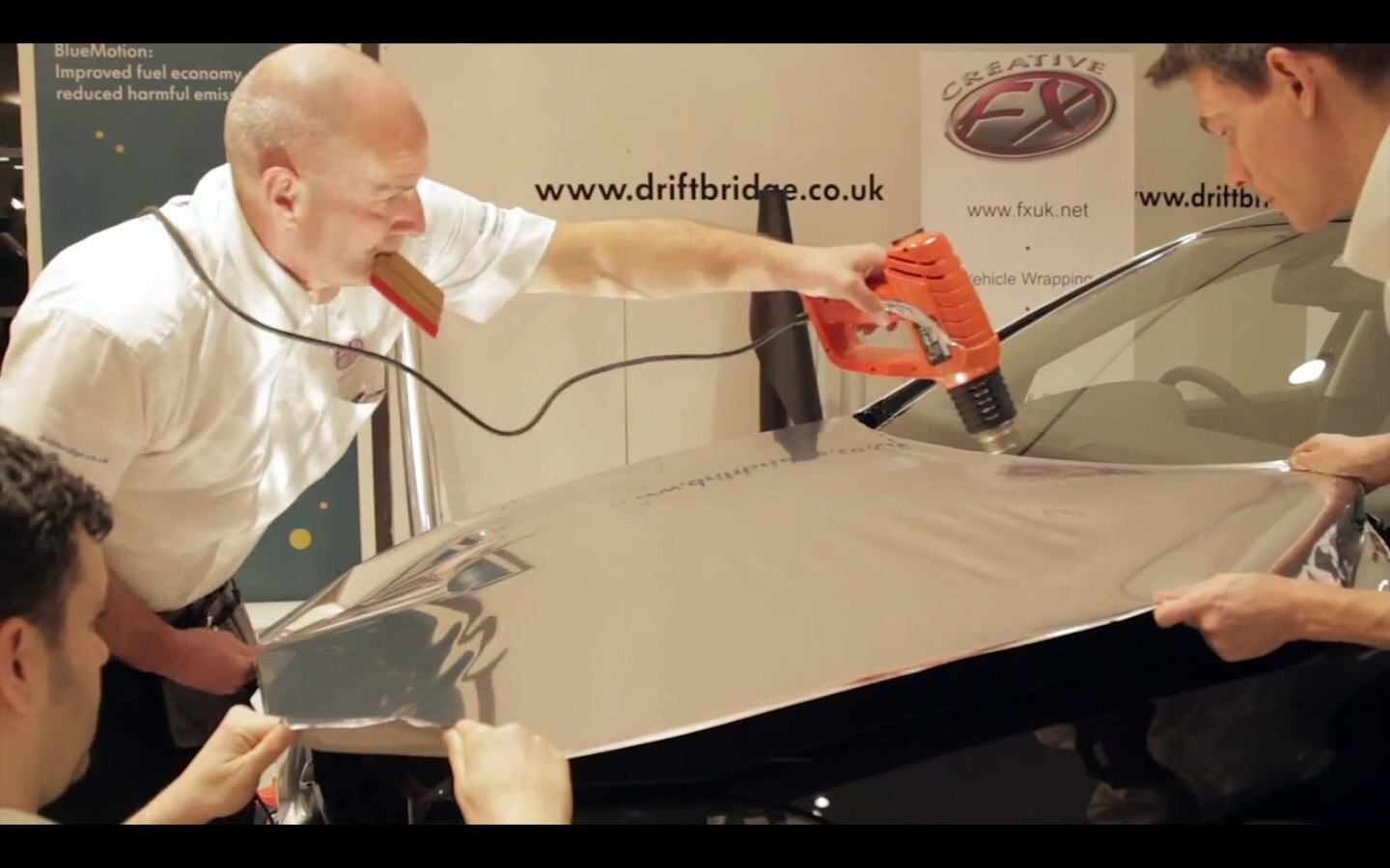 Um dos segredos dos aplicadores é usar um soprador térmico — uma espécie de secador de cabelos — para amolecer o adesivo e facilitar sua colocação
VEJA TAMBÉM
> RAM faz picape enfurecida para divulgar novo filme do Super-Homem
> Direto da idade da pedra: carro do filme Os Flintstones movido com os pés vai a leilão
Quer saber tudo sobre carros? Acesse R7.com/carros