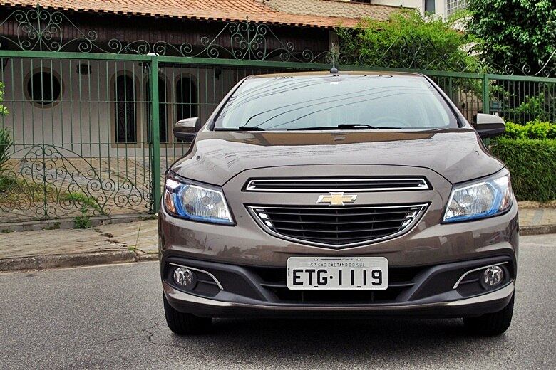 De frente, o Prisma é idêntico ao hatch Onix nos mínimos detalhes. Design segue os traços globais mais recentes da Chevrolet, marcado pela grade frontal bipartida com a "gravata dourada" centralizada

Confira o teste completo do Chevrolet Prisma LTZ

VEJA TAMBÉM

> Jaguar e Land Rover levam suas máquinas para correr em Interlagos

> Utilitário chinês Lifan X60 chega "completão" ao Brasil por R$ 52.777

> Teste: Rápido e divertido, Citroën DS3 sofre mesmo é com a concorrência

> Os carros mais vendidos do Brasil de todos os tempos

Quer saber tudo sobre carros? Acesse R7.com/carros