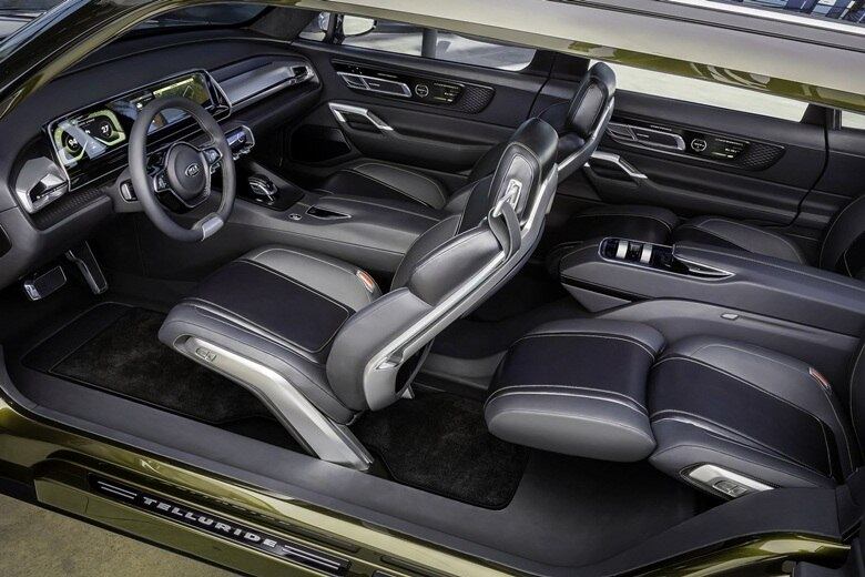 Por dentro, o espaço é amplo e otimizado pela ausência da coluna B. Os ocupantes de trás podem reclinar os bancos em uma
configuração do tipo leito (como nos ônibus de viagem) e contam ainda com
apoios de pés dobráveis