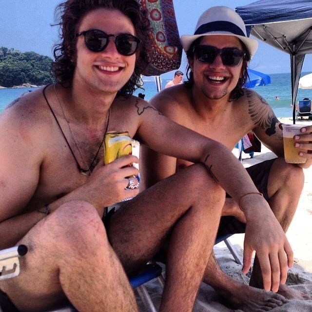 Guilherme Boury também postou uma foto com o amigo Chay Suede curtindo a praia de Camburi.

— Aquele descanso!! Merecido @nahcardoso @chaysuede @manugavassi