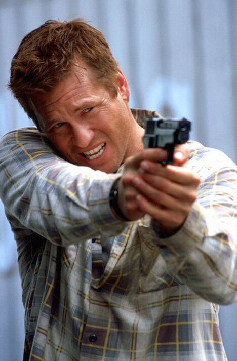 Val Kilmer, que ficou conhecido por estrelar viver o Batman
em um dos piores filmes de heróis da história, também não teve muita sorte com
seus personagens em outros 10 filmes.  Ele acaba morrendo em todos eles,
incluindo o épico Alexandre
 