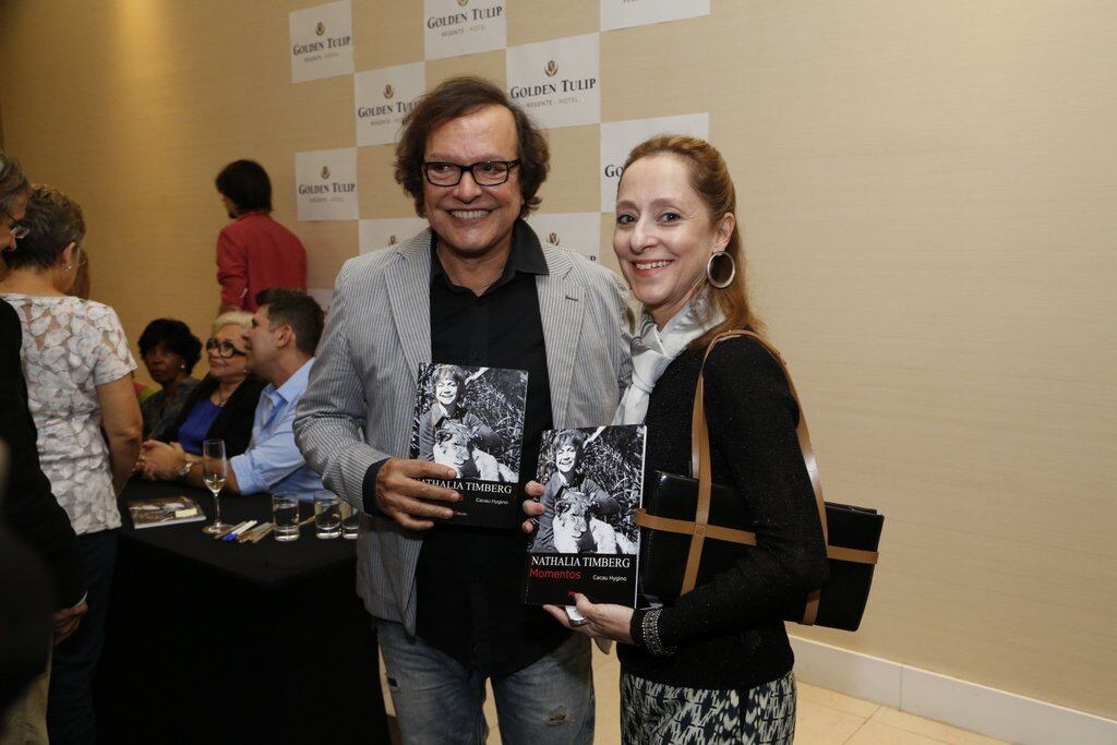 Quem também compareceu ao evento foi Ana Botafogo, que ficou conversando com o amigo Wolf Maya