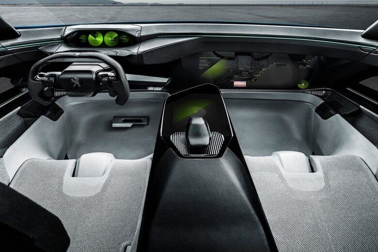 Comporta quatro pessoas em bancos individuais reclináveis configurados com a mesma plataforma da Samsung. O navegador é coordenado com a agenda do motorista, dessa maneira, o carro pode ser conduzido automaticamente até o local destinado naquele dia. A tela do navegador fica no console central e possui 9,7 polegadas 