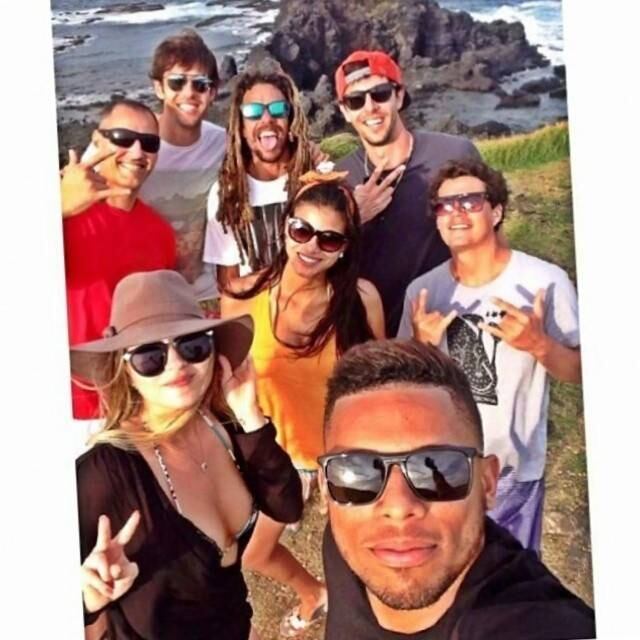 Kaká (ao fundo da foto) e Jaqueline (no centro da foto com laço no cabelo) em Noronha