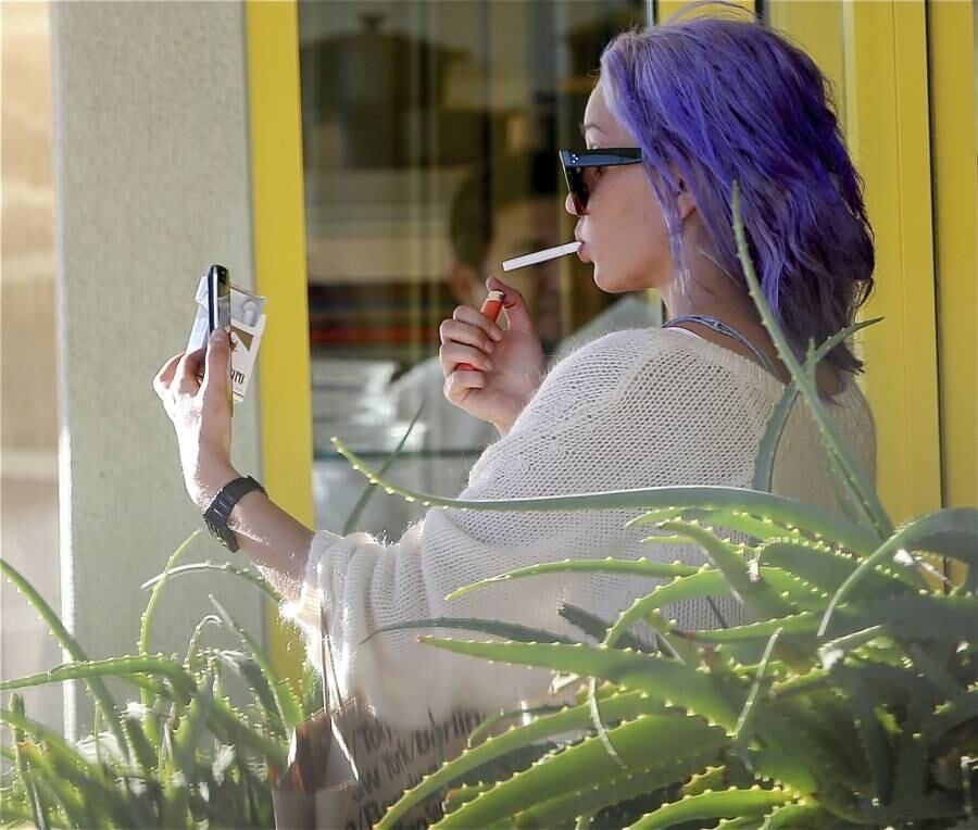 Depois de tingir o cabelo de roxo, Amanda Bynes foi flagrada tirando selfies e fumando um cigarro em Los Angeles