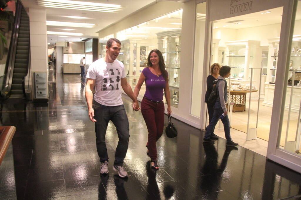 Eles andavam de mãos dadas