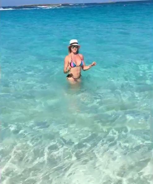 No dia seguinte, ela preferiu se proteger do sol tendo a ajuda de um chapéu, além do protetor solar
+ Dez fatos provam que a vida do cachorrinho de Juju Salimeni é melhor que a sua
+ As Pragas do Legendários! Juju Salimeni e Hulk Magrelo jantam pizza de grilo: "Senti a perninha"
+ Assista às íntegras do Legendários no R7.com/Play!