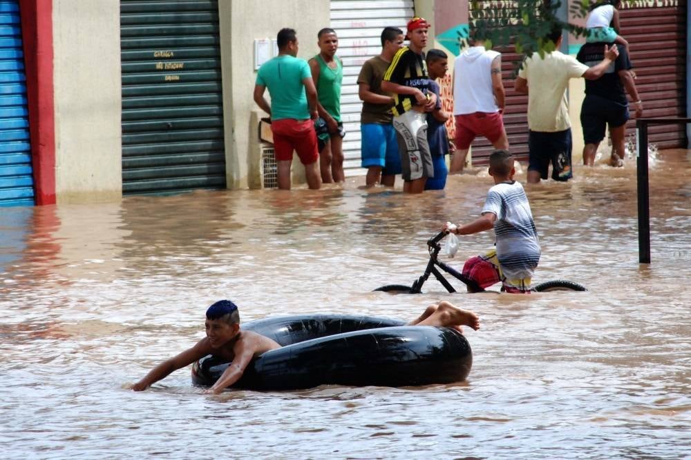 Mas a população saiu às ruas e as crianças aproveitaram a situação calamitosa para brincar