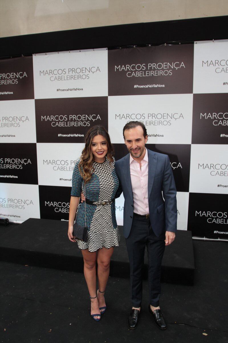 O mesmo fez Giovanna Lancellotti, clicada ao lado do anfitrião