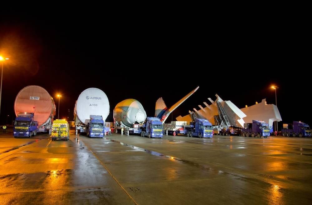 As partes da aeronave são transportadas por ar, terra e mar. Muitas delas chegam assim, em caminhões