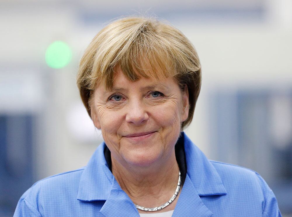 Angela Merkel - Alemanha

A mulher mais poderosa do mundo, segundo o ranking da revista Forbes de 2014, é Angela Merkel. Ela foi a primeira mulher
chanceler da Alemanha, em 2005.

Seu apelido, "mutti" ("mamãe", em
tradução literal do alemão), teria sido criado por opositores para
tratá-la de forma condescendente, mas a brincadeira acabou se tornou
uma poderosa arma em sua campanha
