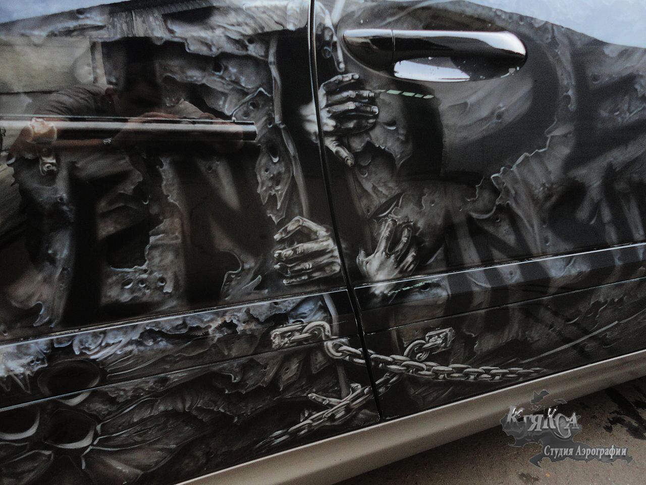 O artista até brincou com alguns detalhes do carro, como as mãos dos zumbis tentando abrir a porta do passageiro

Veja também:
>> Chevrolet Onix e Prisma ganham câmbio automático e ficam até R$ 7 mil mais caros
>> Veja todos os detalhes do novo Toyota Corolla que chega em 2014

Quer saber tudo sobre carros? Acesse www.r7.com/carros