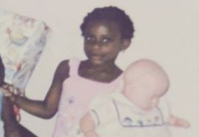 Que criancinha mais linda, vocês não acham ? Pela organização, já deu para notar que essa "mini-peoa" colocava ordem na casa desde pequena e encarava os desafios de frente. Qual o nome dela ?