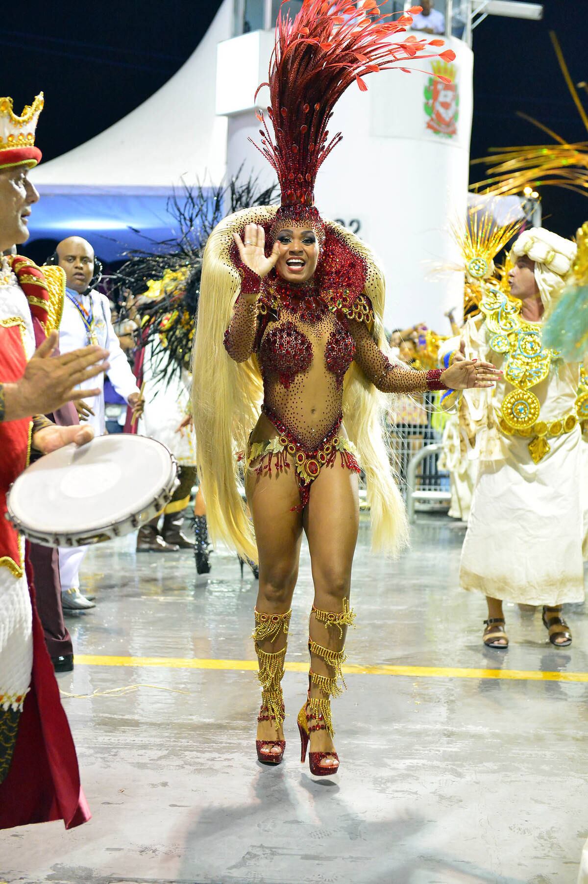 Com uma fantasia cravejada de pedrarias Swarovski, Valeska Reis atraiu todos os olhares e brilhou à frente da bateria da escola