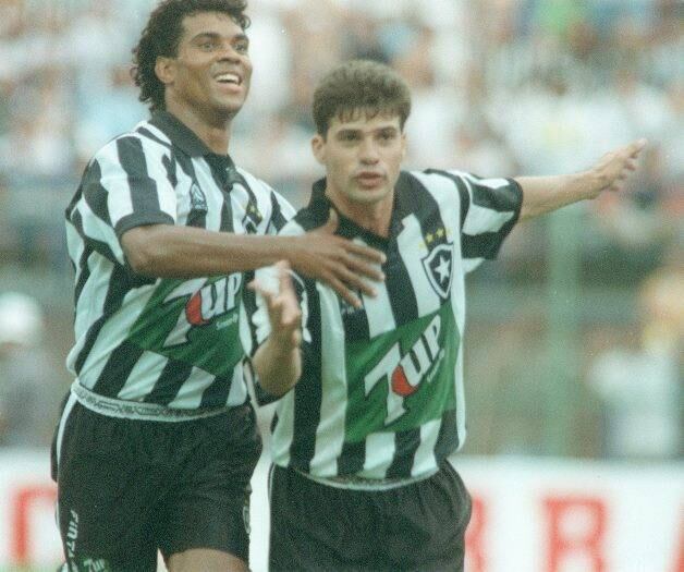 O Botafogo conquistava seu último título nacional, o contestado Brasileiro, contra o Santos