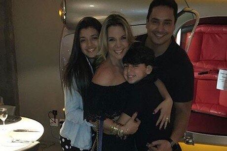 Carla Perez comemora aniversário com a família