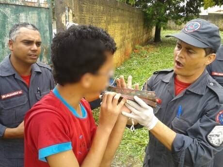 Jovem foi imobilizado e levado para o hospital da cidade