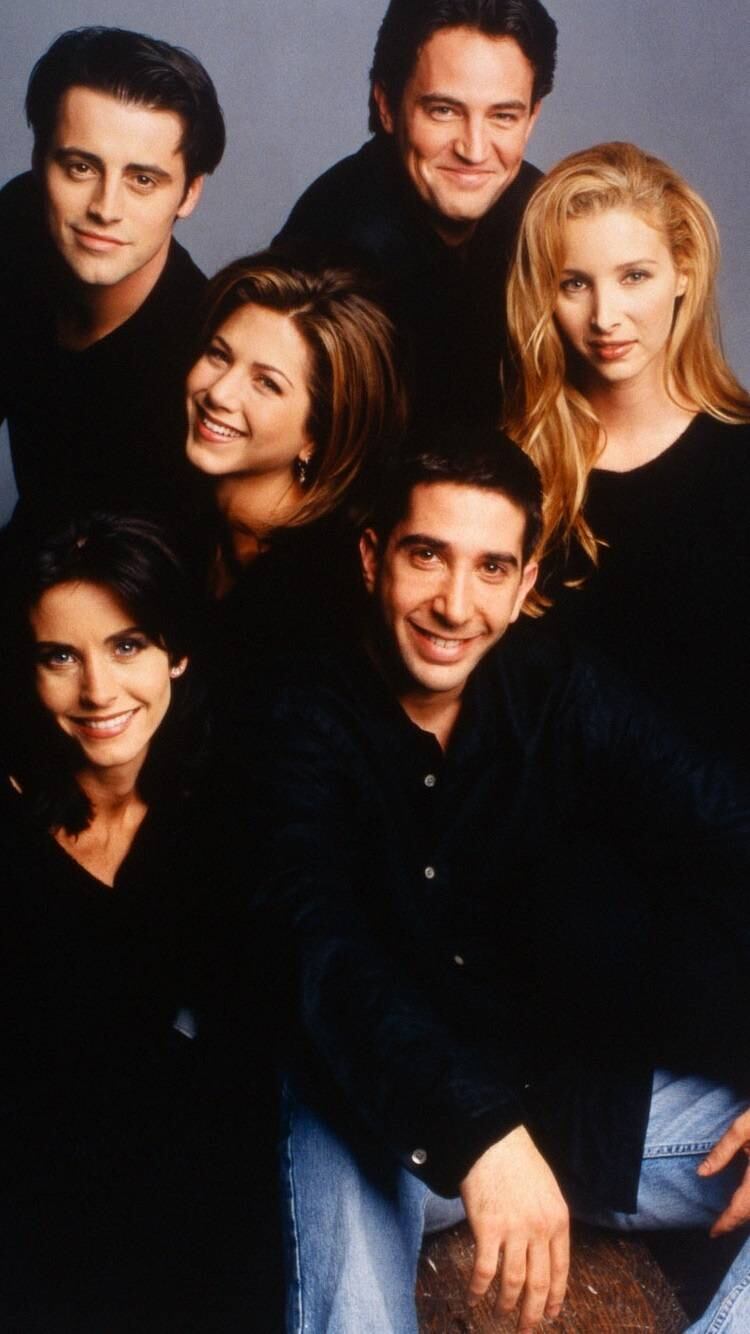 Ainda sem saber o sucesso que estava por vir, Jennifer Aniston (Rachel Green),  Courteney Cox (Monica Geller), Lisa Kudrow (Phoebe Buffay), Matt LeBlanc (Joey Tribbiani), Matthew Perry (Chandler Bing), David Schwimmer (Ross Geller), aparecem sorridentes num pôster da série em 1994, ano de estreia