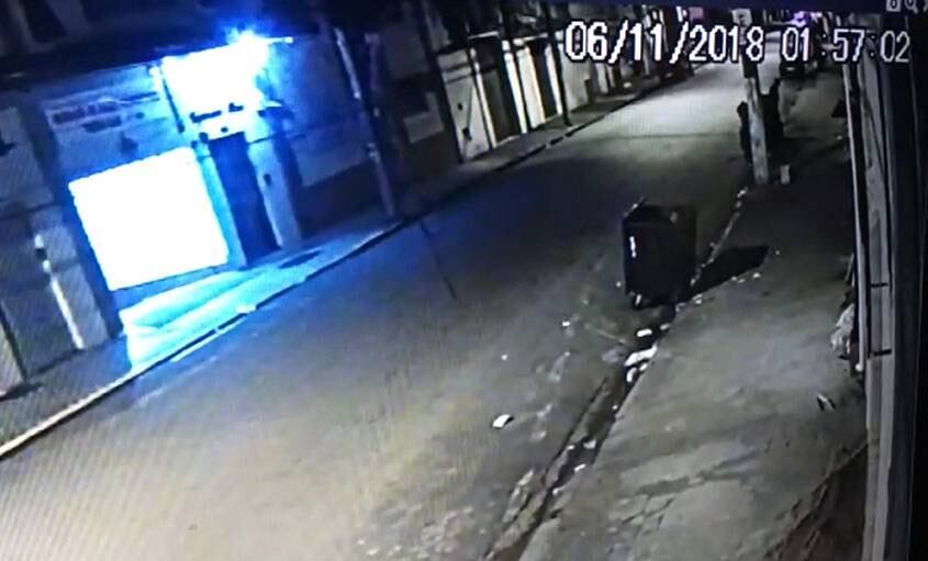 Câmeras de segurança registraram a agressão, que ocorreu em Santos (SP)