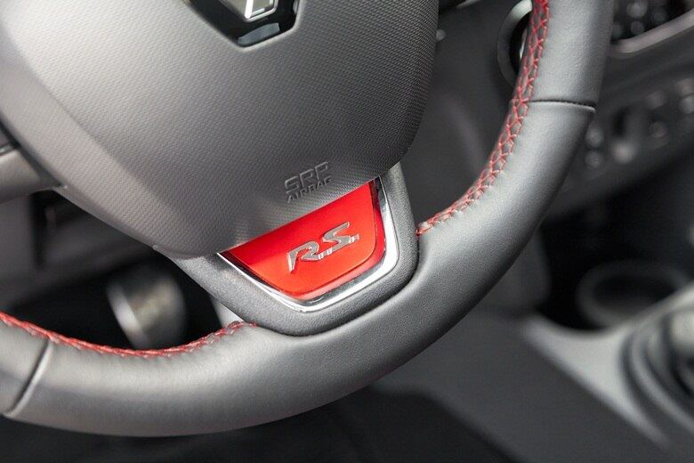 O volante de base achatada tem a inscrição Rs e é revestido em couro com costura pespontada vermelha

LEIA TAMBÉM
Aceleramos: Renault Sandero RS é nervosinho e vai além do visual