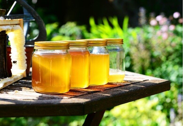 O mel possui uma substância poderosa chamada inibina, que é responsável por impedir o crescimento de bactérias que causam problemas respiratórios, inclusive tosses