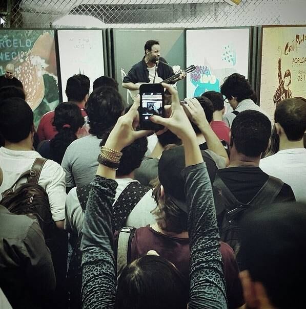 Rodrigo Amarante (@_rodrigo_amarante) também fez uma performance surpresa no metrô Paraíso, em São Paulo