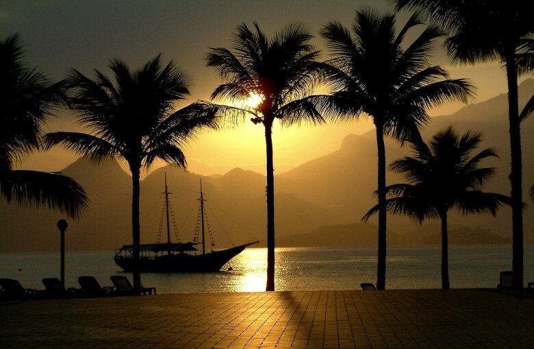 O município de Angra dos Reis confirmou um caso de febre amarela e uma morte no último sábado (3). Depois disso, a Secretaria Municipal de Saúde intensificou a vacinação contra a febre amarela na região. Ao todo, são mais de 110 mil pessoas imunizadas, segundo a secretaria. Uma força-tarefa está percorrendo as praias da Ilha Grande para chamar a atenção dos moradores e visitantes sobre a importância da vacinação