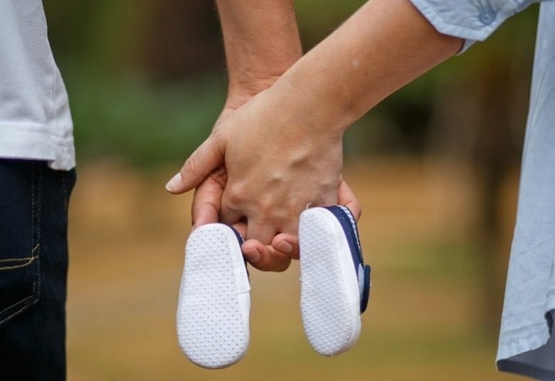 Após tentativas frustadas e um processo de adoção demorado, muitos casais decidem dar continuidade ao sonho de ter um filho com a contratação de uma barriga de aluguel no exterior