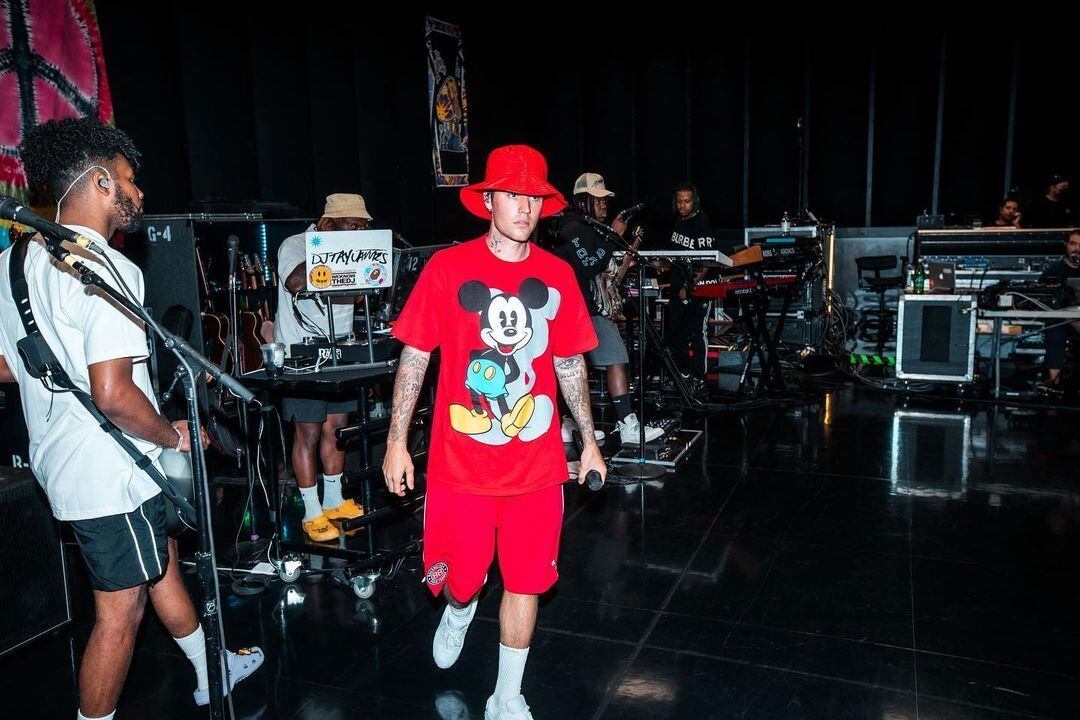 Outro famoso que adora um bucket hat é o cantor Justin Bieber. O artista já foi fotografado com o acessório em várias ocasiões. Na imagem acima, ele escolheu montar um look todo vermelho, com o chapéu combinando