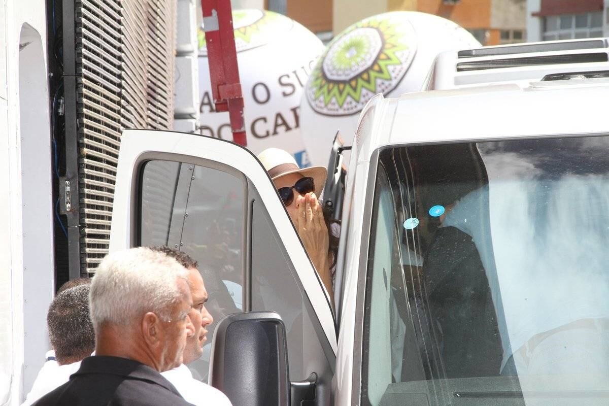 Ivete Sangalo causou alvoroço ao chegar para o tradicional Arrastão, em Salvador. A festa tradicional encerra o Carnaval baiano. A cantora irá comandar a festança