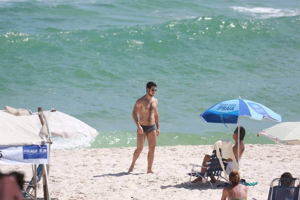 Emiliano D'Avila mostra atributos físicos em dia de praia no Rio