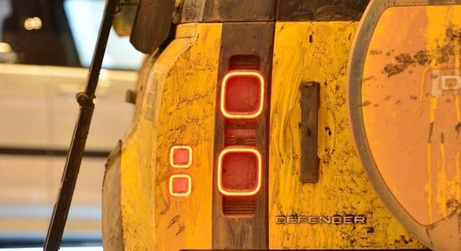 O visual é o já conhecido do novo Defender, porém com alguns detalhes diferentes das versões comercializadas nas lojas.