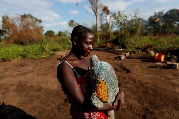 Quase um mês após a passagem do ciclone Idai, que deixou mais de 800 mortos em Moçambique, a jovem Maria Jofresse não consegue se lembrar de onde enterrou suas duas filhas. Com 6 meses e 5 anos de idade, as crianças foram arrastadas pelas enchentes que assolaram o país 
