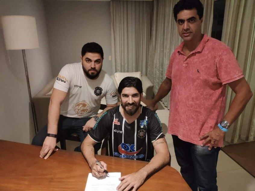 Loco Abreu assinou contrato com o Rio Branco, do Espírito Santo